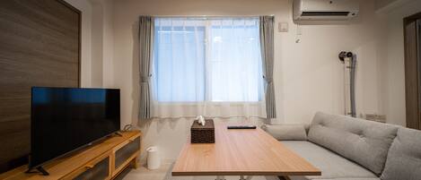 Microwave, stovetop, rice cooker, cookware/dishes/utensils