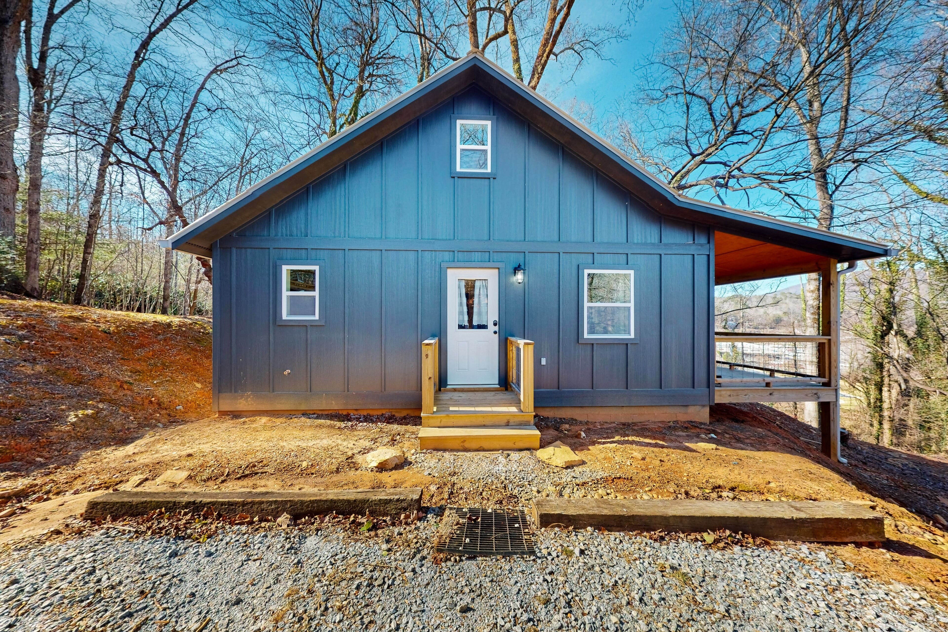 Scenic cabin with amazing views, covered porch, & full kitchen