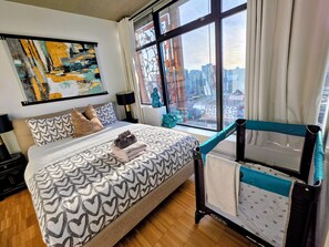 1 habitación, tabla de planchar con plancha y cuna de viaje 