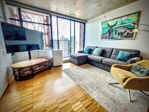 TV connectée, livres, vidéothèque