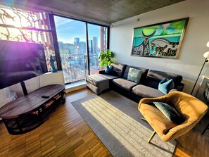 Smart TV, libros y videoteca 