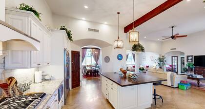Beautiful mountain view oasis with gourmet kitchen & outdoor pool access
