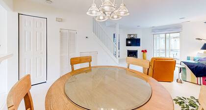 Plantations East dog-friendly townhouse with fireplace & water view