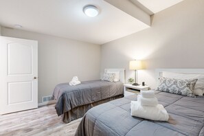 4 bedrooms, iron/ironing board, Internet, bed sheets - Modern home with foosball, fireplace, & grill - near Sand Valley Golf Course (Nekoosa)