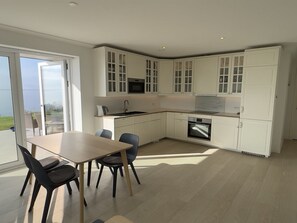Fridge, microwave, dishwasher, cookware/dishes/utensils