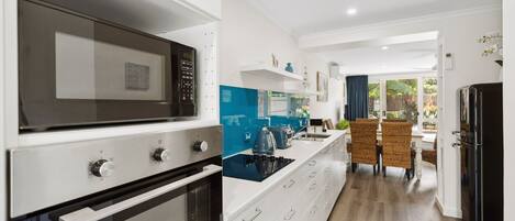 Een koelkast, een magnetron, een oven, een kookplaat