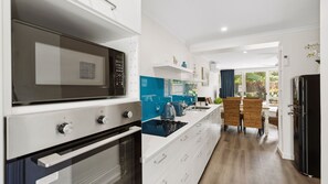 Jääkaappi, mikroaaltouuni, uuni, liesi