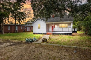 Exterior - Beachy Central & Near Beach w 2 King, Crib, Huge Private Yard/Patio/BBQ/Firepit (Myrtle Beach)