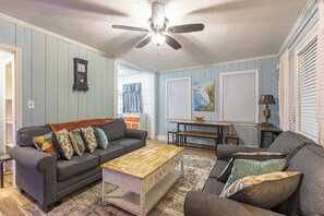 Smart TV, fireplace, stereo - Beachy Central & Near Beach w 2 King, Crib, Huge Private Yard/Patio/BBQ/Firepit (Myrtle Beach)