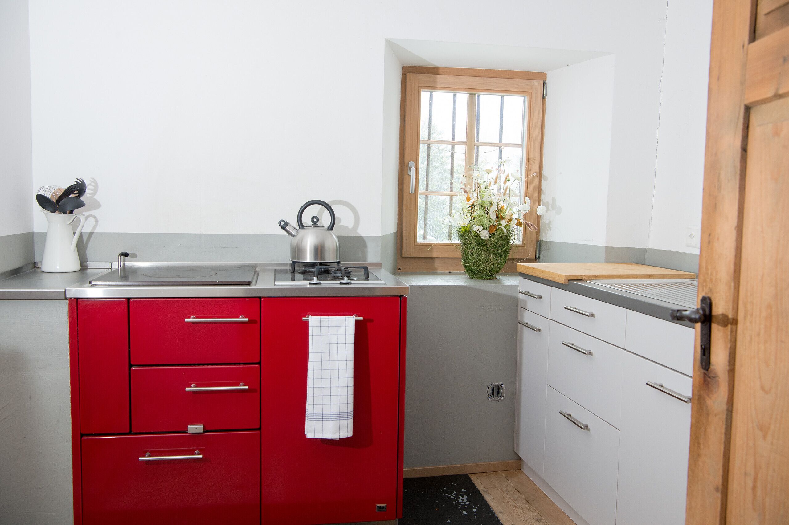 Bouilloire électrique, batterie de cuisine, vaisselle et ustensiles