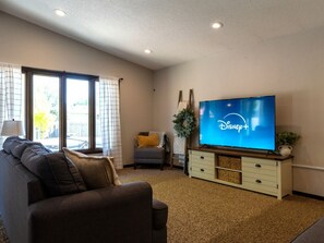 TV, fireplace, video games - Hot Tub | Built in Fire Pit | Fenced Yard for Kids (Fargo)