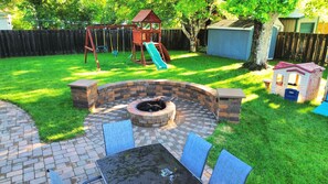 Outdoor dining - Hot Tub | Built in Fire Pit | Fenced Yard for Kids (Fargo)