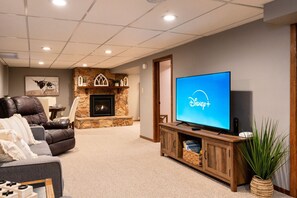 TV, fireplace, video games - Hot Tub | Built in Fire Pit | Fenced Yard for Kids (Fargo)