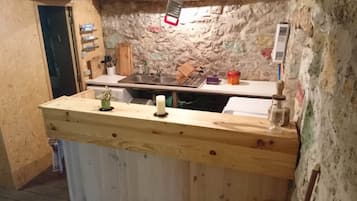 Frigorífic, forn, rentaplats i cafetera i tetera