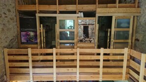 Une pièce avec un plancher en bois, une fenêtre donnant sur l’extérieur et une porte menant à une autre pièce.