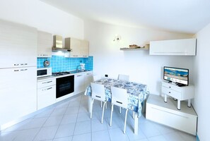Kühlschrank, Mikrowelle, Ofen, Esstisch