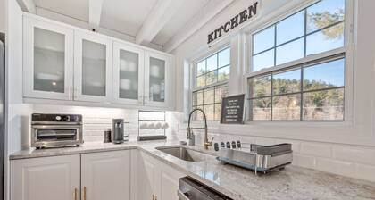 Villa Mariana Blackberry River. Luxury, pool, comfort, peaceful nature, updated