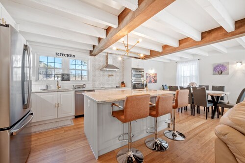 Villa Mariana Blackberry River. Luxury, pool, comfort, peaceful nature, updated