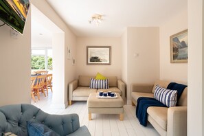 Smart TV, DVD player, livros