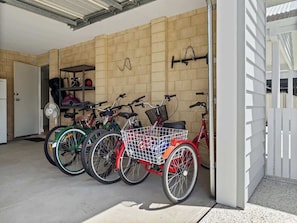 Un'area di parcheggio coperta con biciclette e un triciclo.