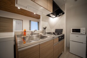 Lejlighed | Privat køkken | Mikrobølgeovn, kogeplade, riskoger, køkkentøj/tallerkener/redskaber