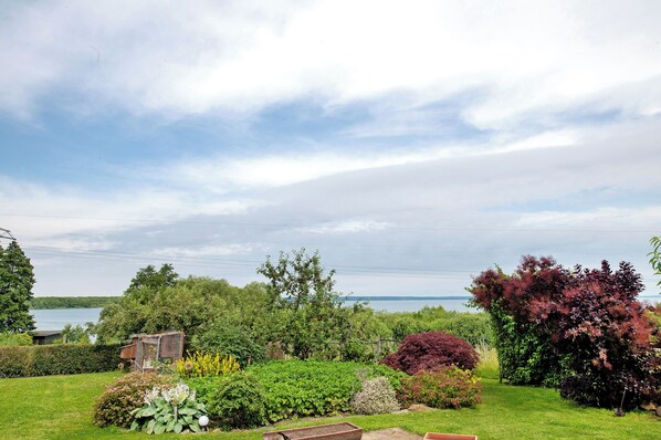 Property grounds - Holiday Home 'Large holiday home with lake view' with private terrace and Wi-Fi (Leezen)