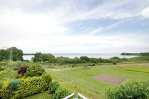 Property grounds - Holiday Home 'Large holiday home with lake view' with private terrace and Wi-Fi (Leezen)