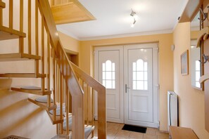 Interior - Holiday Home 'Large holiday home with lake view' with private terrace and Wi-Fi (Leezen)