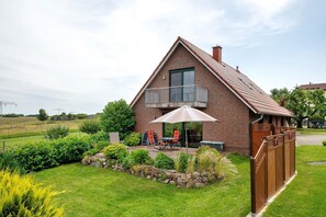 Exterior - Holiday Home 'Large holiday home with lake view' with private terrace and Wi-Fi (Leezen)