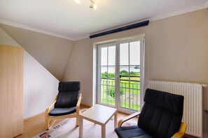 TV - Holiday Home 'Large holiday home with lake view' with private terrace and Wi-Fi (Leezen)