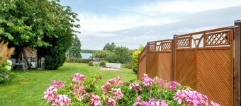 Holiday Home 'Large holiday home with lake view' with private terrace and Wi-Fi