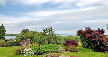 Ferienhaus 'Großes Ferienhaus mit Seeblick', privater Terrasse und WLAN