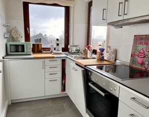 Fridge, microwave, oven, stovetop - Apartment 'Tannenduft' with Balcony and Wi-Fi (Freudenstadt)