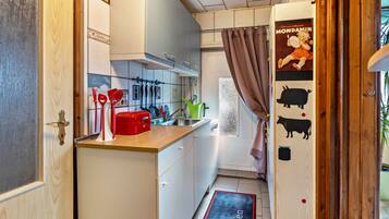 KĂŒhlschrank, Mikrowelle, Ofen, Herdplatte