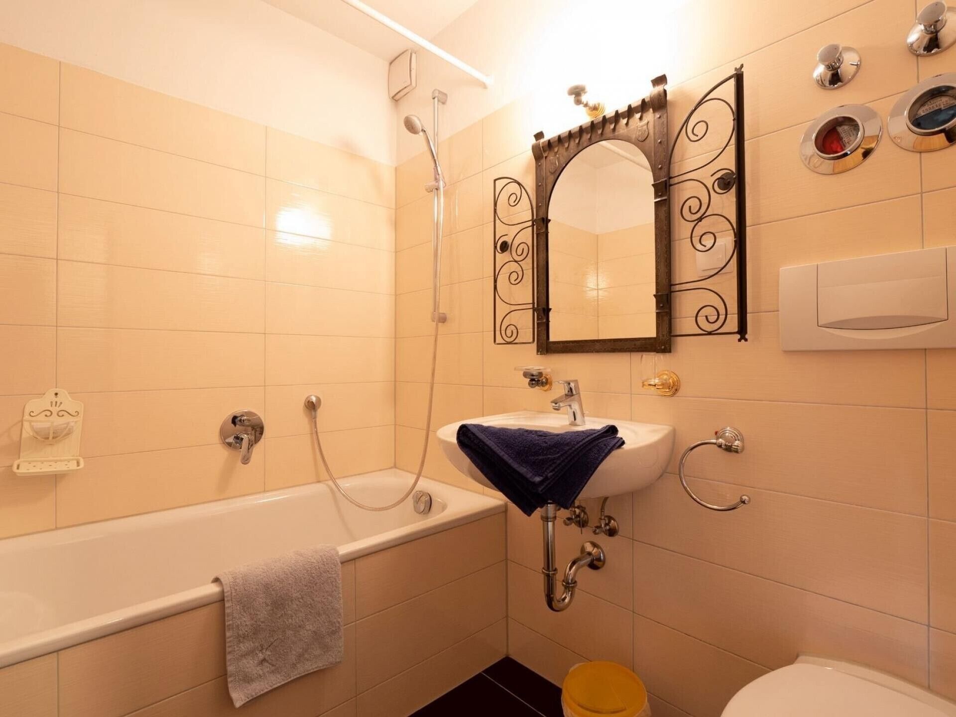 Douche, sèche-cheveux, serviettes fournies