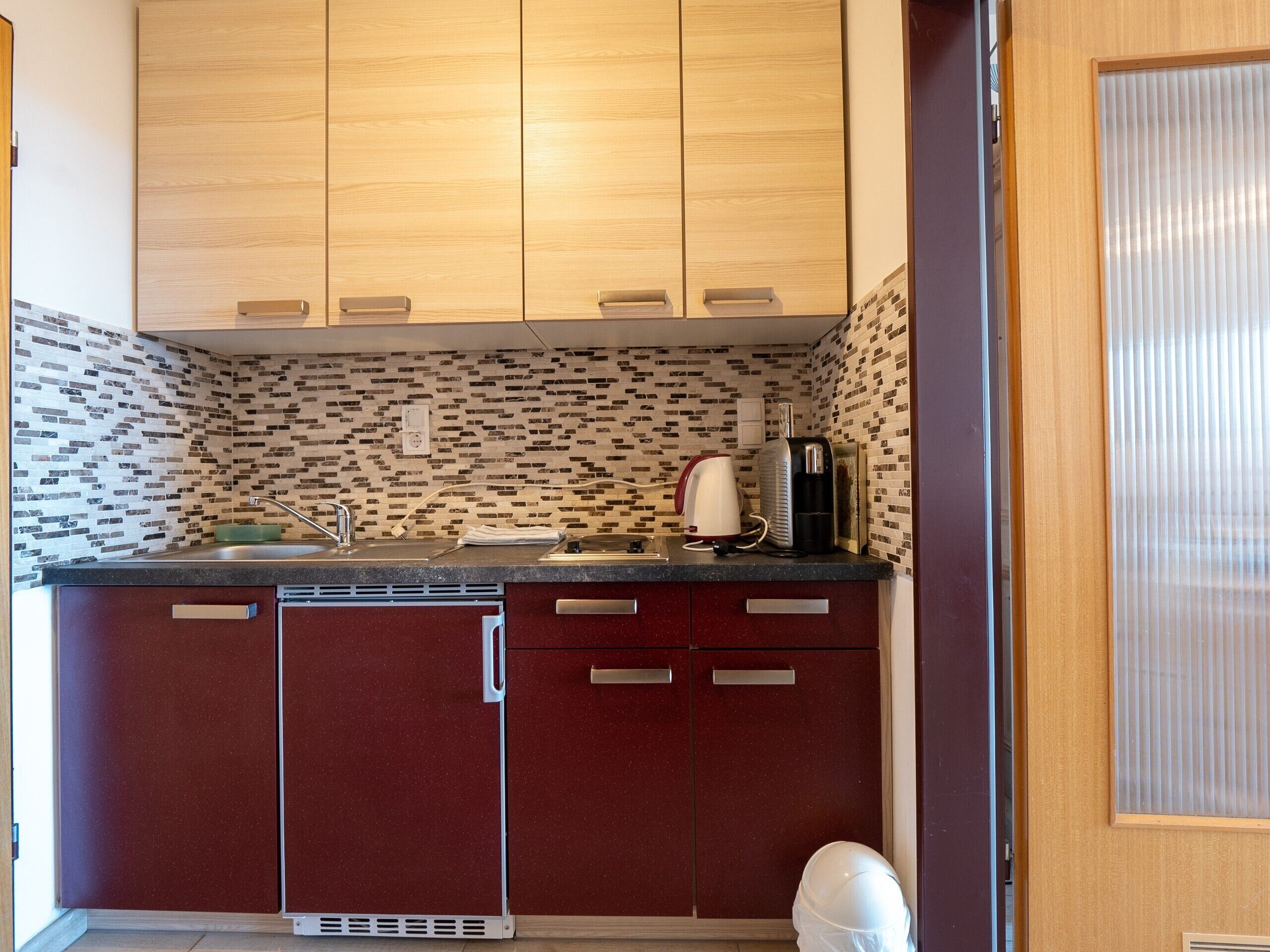 Kühlschrank, Ofen, Herdplatte, Wasserkocher mit Kaffee-/Teezubehör