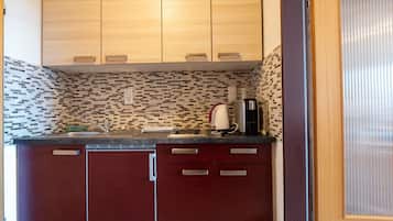 Kühlschrank, Ofen, Herdplatte, Wasserkocher mit Kaffee-/Teezubehör