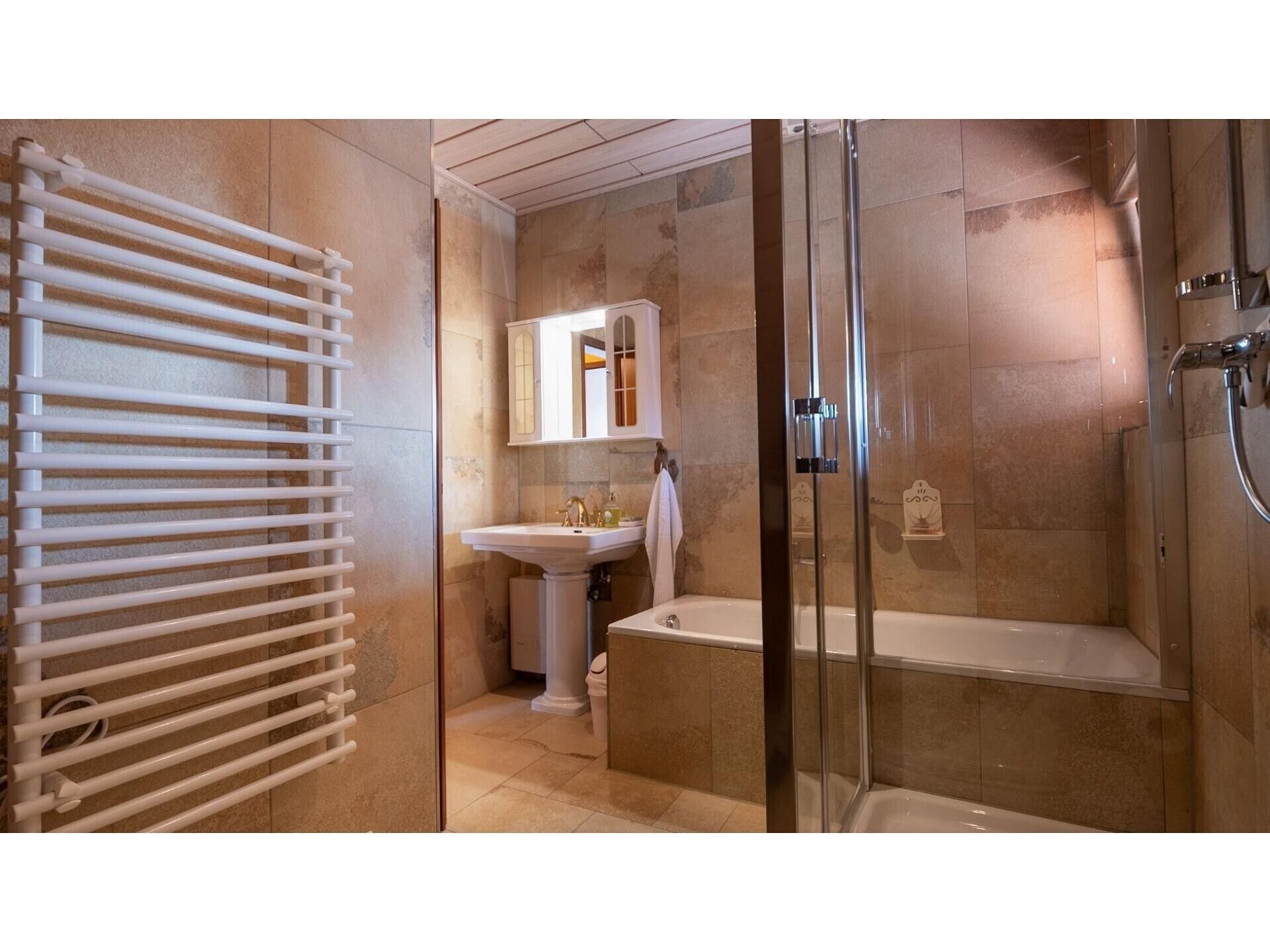 Dusch, hårtork och handdukar