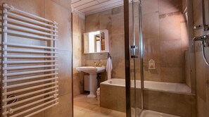 Een douche, een haardroger, handdoeken