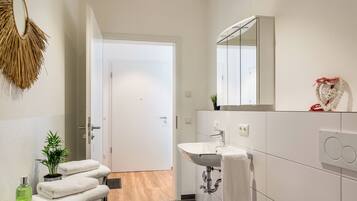 Suihku, hiustenkuivaaja, pyyhkeet