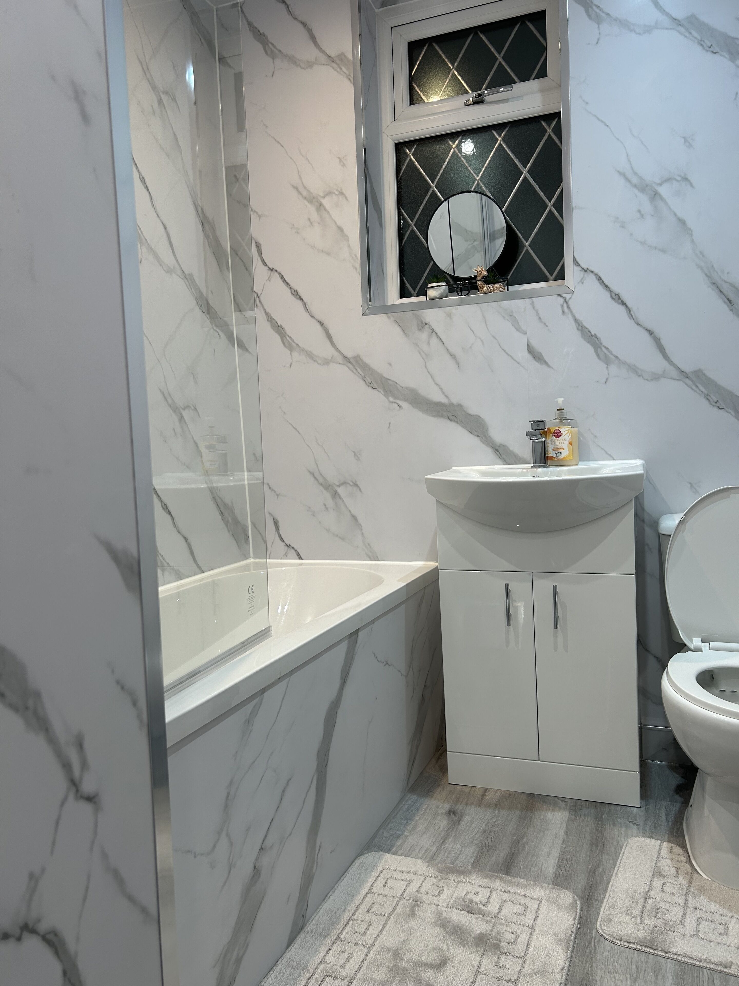 Asciugacapelli, asciugamani, sapone, shampoo