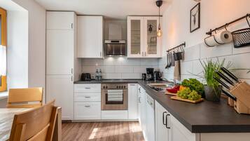 Fridge, oven, stovetop, dishwasher