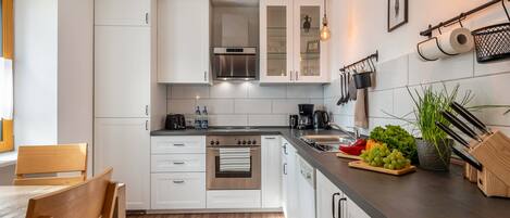 Refrigerador, horno, parrilla de estufa y lavavajillas