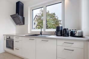 Een koelkast, een oven, een kookplaat, een vaatwasser