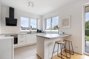 Jääkaappi, uuni, liesi, astianpesukone