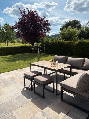 Outdoor dining - Apartment 'Auszeit am Wiehengebirge' with Mountain View, Private Terrace and Wi-Fi (Bad Essen)