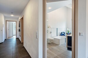 Shower, hair dryer, towels - Apartment 'Alpenpanorama, 76qm, 2 Schlafräume' with Mountain View, Shared Terrace and Wi-Fi (Höchenschwand)