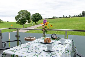 Outdoor dining - Apartment 'Alpenpanorama, 76qm, 2 Schlafräume' with Mountain View, Shared Terrace and Wi-Fi (Höchenschwand)