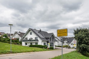 Exterior - Apartment 'Alpenpanorama, 76qm, 2 Schlafräume' with Mountain View, Shared Terrace and Wi-Fi (Höchenschwand)