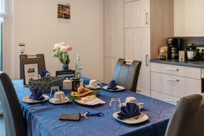 Dining - Apartment 'Alpenpanorama, 76qm, 2 Schlafräume' with Mountain View, Shared Terrace and Wi-Fi (Höchenschwand)